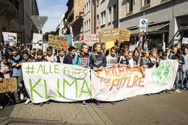 Jugendliche auf einer Klimademo