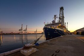 Das Forschungsschiff JOIDES Resolution in Fremantle (Australien) am Morgen vor dem Start der Expedition IODP 356. Die Ergebnisse dieses Fachartikels basieren auf Proben, die im Rahmen des internationalen Bohrprogramms von diesem Schiff genommen wurden. 