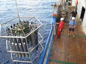Forschungsschiff Pelagia: Am Deck die CTD-Rosette (Conductivity, temperature and density) zur Probennahme aus den Tiefen des Ozeans. 