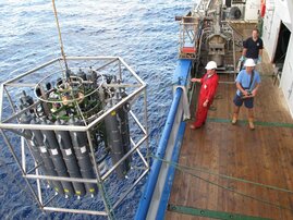 Forschungsschiff Pelagia: Am Deck die CTD-Rosette (Conductivity, temperature and density) zur Probennahme aus den Tiefen des Ozeans.