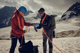 Bergsteiger entnehmen Proben aus einem Gletscher. 