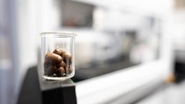 Kaffeebohnen vor dem Pipettierroboter Kaffeebohnen vor dem Pipettierroboter