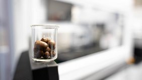 Kaffeebohnen vor dem Pipettierroboter