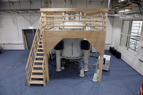 2023 wurde eines der weltweit größten Kernspinresonanz-Spektrometer an der Goethe-Universität in Betrieb genommen. 2023 wurde eines der weltweit größten Kernspinresonanz-Spektrometer an der Goethe-Universität in Betrieb genommen.