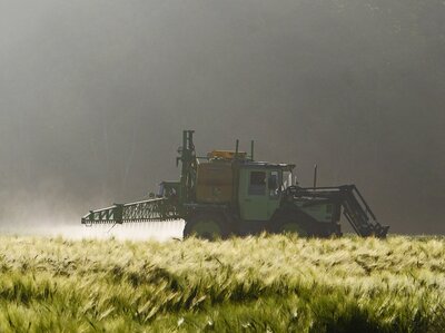 TRaktor bei der Pestizidausbringung