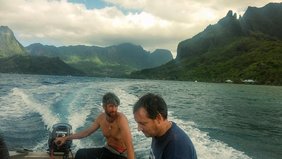 Die Mitautoren der Studie Andreas Haas (NIOZ Niederlande) und Craig Nelson (Universität von Hawai‘i in Mānoa) entnehmen Wasserproben an der Küste von Mo'orea (Französisch-Polynesien). 