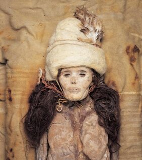 Eine natürlich mumifizierte Frau aus dem Grab M11 der Begräbnisstätte von Xiaohe