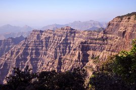 Mächtige Basaltgesteinsabfolgen der westindische Dekkan Trapp-Vulkangesteine. 