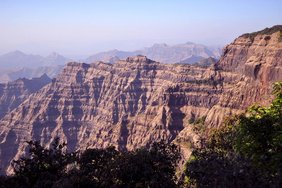 Mächtige Basaltgesteinsabfolgen der westindische Dekkan Trapp-Vulkangesteine. 