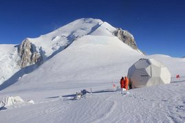 Das Expeditionsteam bei der Entnahme des Eiskerns vom Dome du Goûter unterhalb der Gipfelregion des Mont Blanc im Jahr 1999. 