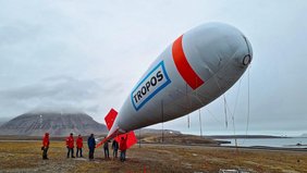 BELUGA kurz vor dem Start mit Blick auf den Kongsfjord und wolkenverhangenen Bergen. Der Ballon BELUGA kurz vor dem Start mit Blick auf den Kongsfjord und wolkenverhangenen Bergen.