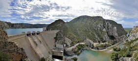 Staudamm Santa Ana am Fluss Noguera Ribagorzana im Einzugsgebiet des Ebro in Spanien.  
