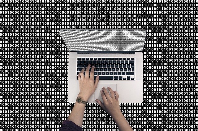 Aufsicht auf Laptop vor Binärcode
