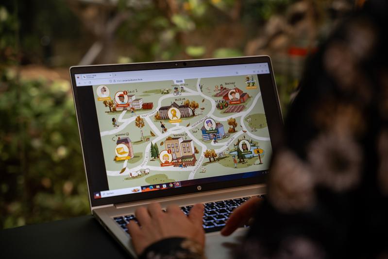 Mensch am Computerbildschirm der „Project Pollination: A Buzzing Rescue“ spielt
