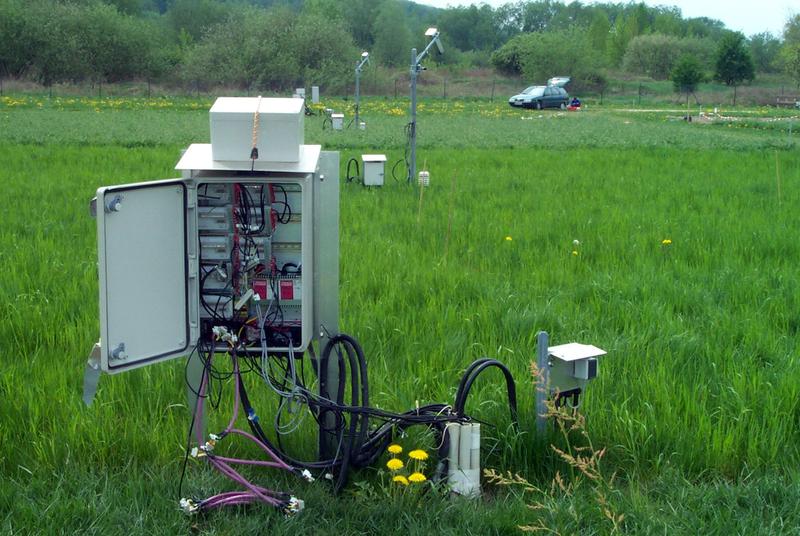 Innenansicht der Kabeldatenloggerbox für das Bodentemperaturmesssystem (Controller Area Network Busmodulsystem) am Versuchsstandort Jena. 